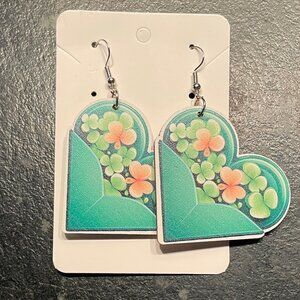 🍀 Whimsical Wooden Heart Shamrock Dangle Earrings (NWOT) 🍀